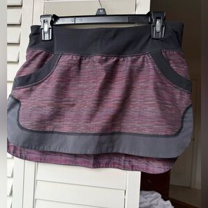 Lululemon Run for It All Skort Plum Burgundy Space Dye Black
Size 6 RARE